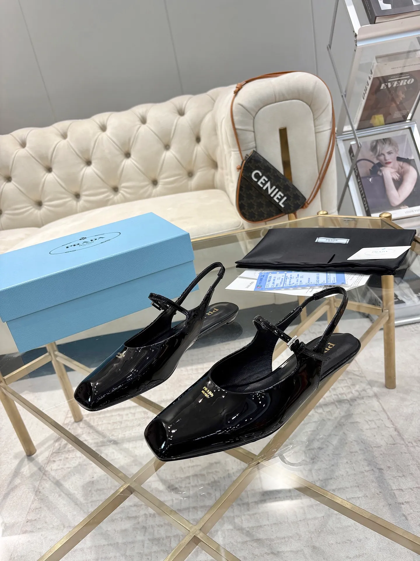 👟👟Ex-factory price 560👟👟 (imitation leather bottom-20) New arrival 👉Ready stock👈Remove the original board and make a 1:1 replica‼ ️ The highest version of Prada's early spring catwalk hot style 😘The latest spring style Retro Mary Jane series Genuine leather sole Simulated leather sole A must-have for goddesses Super comfortable on the feet to reduce age 👉The upper is made of imported cowhide leather Comfortable small square toe Retro and playful Lining + foot pads Imported sheepskin lining Breathable and comfortable (1.5 high small insert heel) Duplicate private molded buckles (all original logos) Code number 35M-39M (34 40 41 42 customized, non-refundable and non-exchangeable)✅